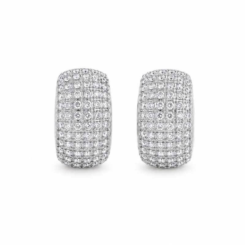Pendientes de diseño sofisticado con acabado pavé de circonitas que aportan un brillo elegante y refinado.