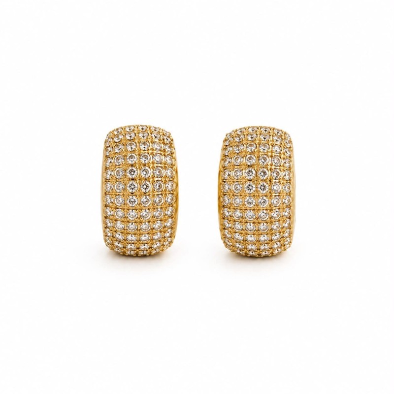 Pendientes de diseño sofisticado con acabado pavé de circonitas que aportan un brillo elegante y refinado.