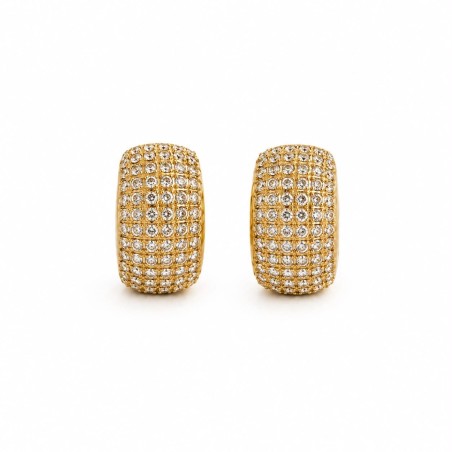 Pendientes de diseño sofisticado con acabado pavé de circonitas que aportan un brillo elegante y refinado.