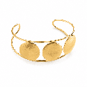 Brazalete de diseño moderno y elegante con estructura abierta color dorado