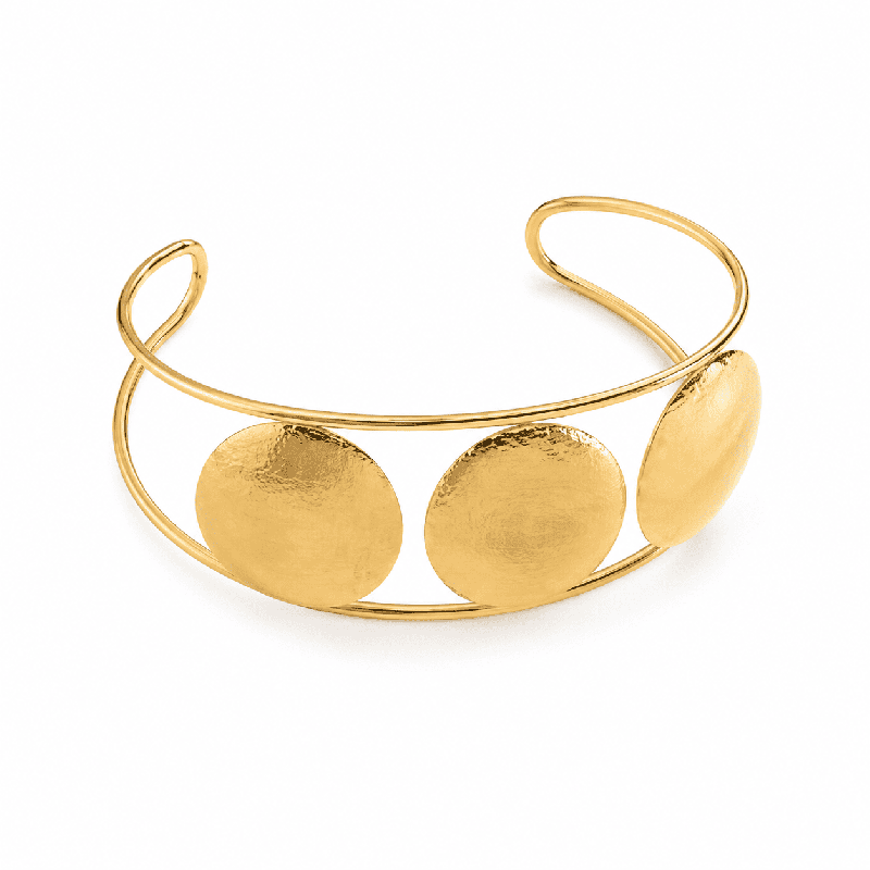 Brazalete de diseño moderno y elegante con estructura abierta color dorado