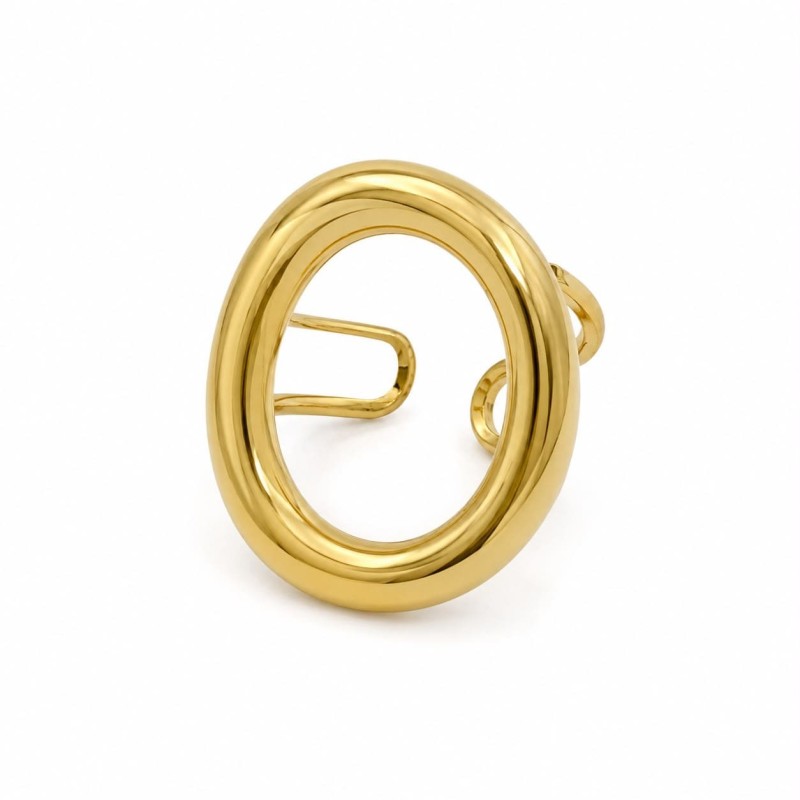 Anillo de diseño escultórico y contemporáneo que destaca por sus líneas suaves y su elegante silueta ovalada.