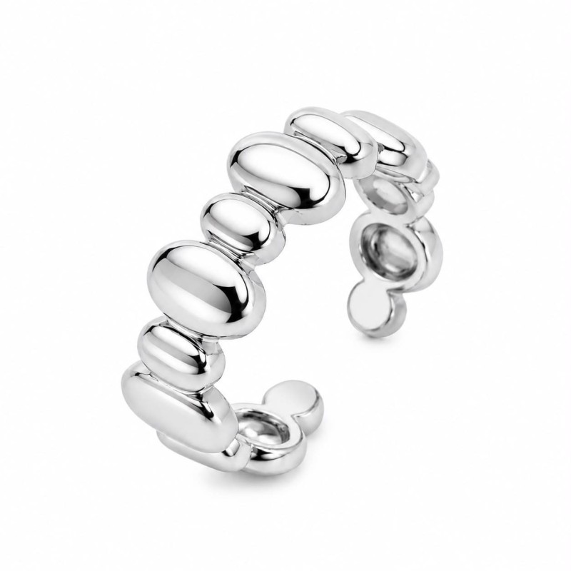 Anillo de diseño orgánico y contemporáneo inspirado en las formas suaves y naturales de los cantos rodados.