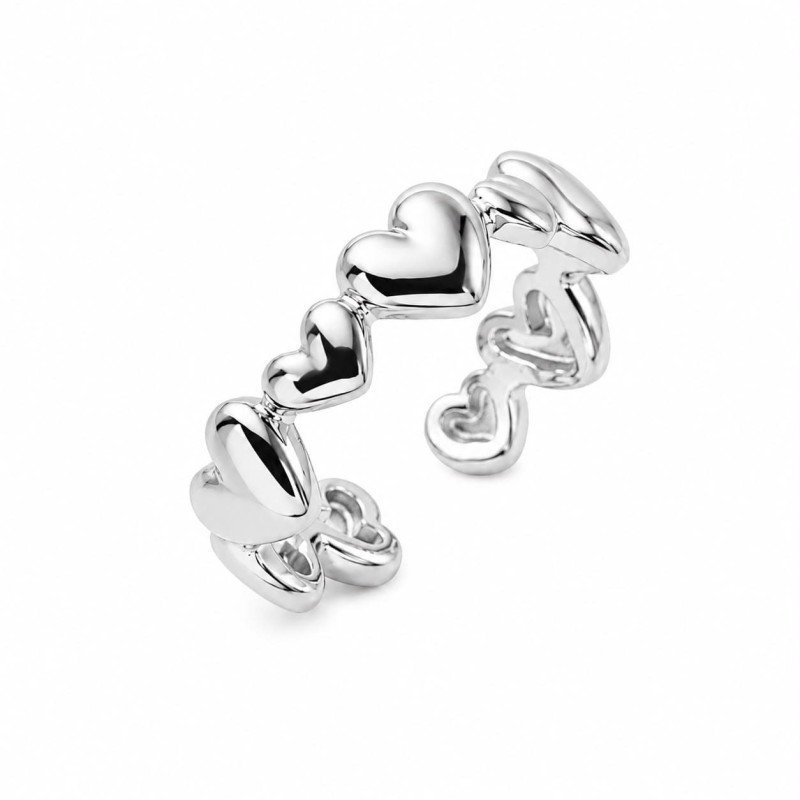 Anillo de inspiración romántica que combina delicadeza, brillo y sofisticación en una pieza llena de encanto.