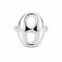 Anillo de diseño escultórico y contemporáneo que destaca por su elegante silueta ovalada con doble abertura central.
