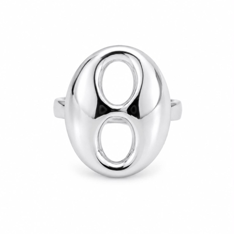 Anillo de diseño escultórico y contemporáneo que destaca por su elegante silueta ovalada con doble abertura central.