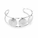 Brazalete de diseño moderno y elegante con estructura abierta color plata