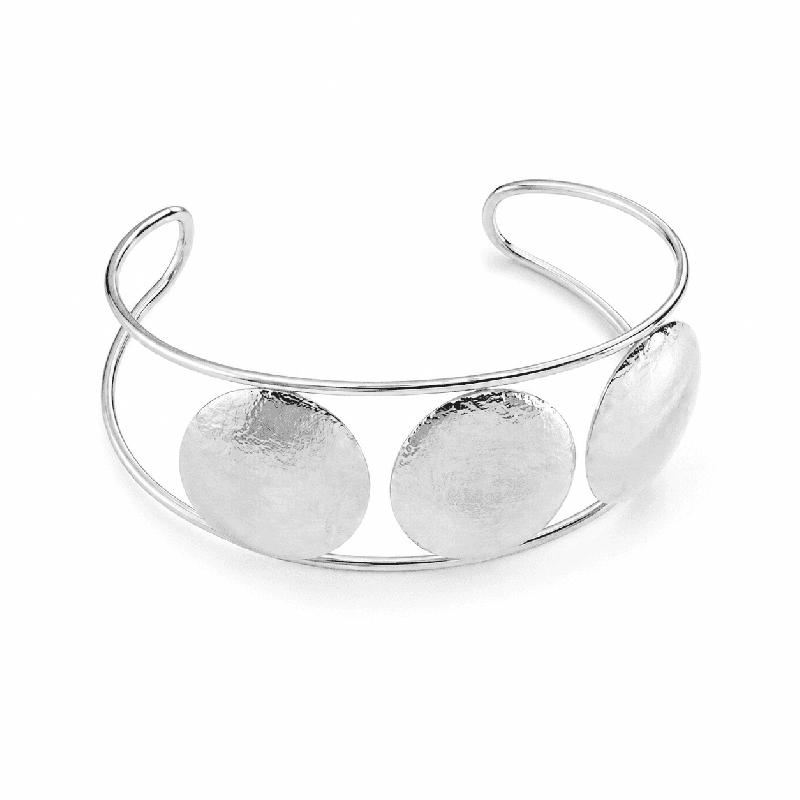 Brazalete de diseño moderno y elegante con estructura abierta color plata