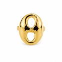 Anillo de diseño escultórico y contemporáneo que destaca por su elegante silueta ovalada con doble abertura central.
