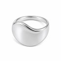 Anillo de diseño minimalista y contemporáneo que destaca por sus líneas fluidas y su elegante silueta asimétrica.
