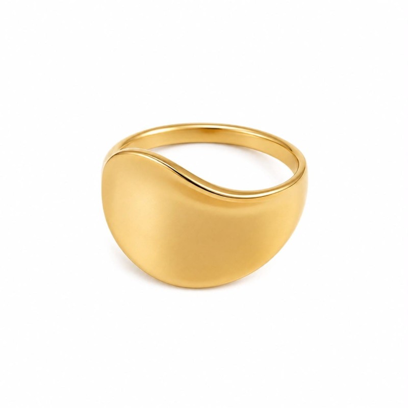 Anillo de diseño minimalista y contemporáneo que destaca por sus líneas fluidas y su elegante silueta asimétrica.