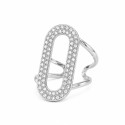Anillo de diseño elegante y contemporáneo que destaca por su sofisticada silueta ovalada adornada.