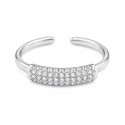 Anillo de diseño delicado y sofisticado que combina la elegancia atemporal del acero inoxidable.