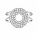 Anillo de diseño contemporáneo que destaca por su espectacular círculo de circonitas, una silueta elegante.