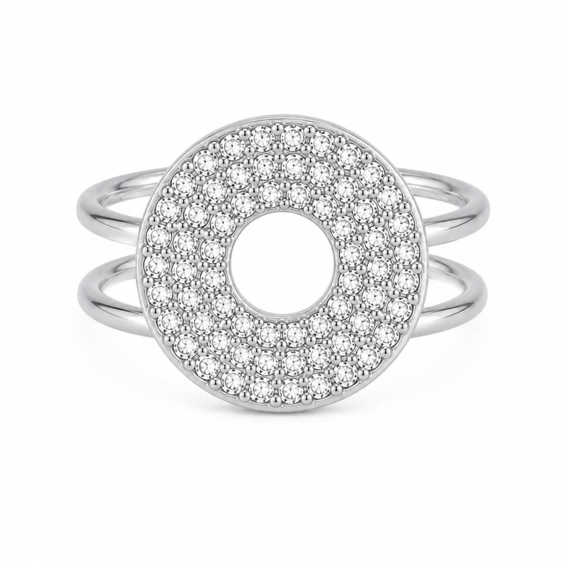 Anillo de diseño contemporáneo que destaca por su espectacular círculo de circonitas, una silueta elegante.
