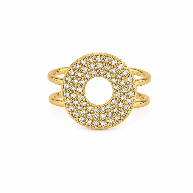 Anillo de diseño contemporáneo que destaca por su espectacular círculo de circonitas, una silueta elegante.