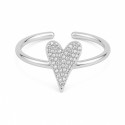 Anillo de diseño romántico y sofisticado que destaca por su elegante corazón alargado.