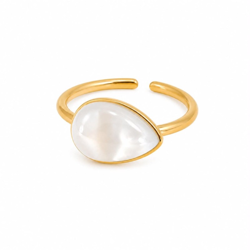 Anillo de diseño elegante y refinado protagonizado por una delicada piedra efecto nácar en forma de gota.