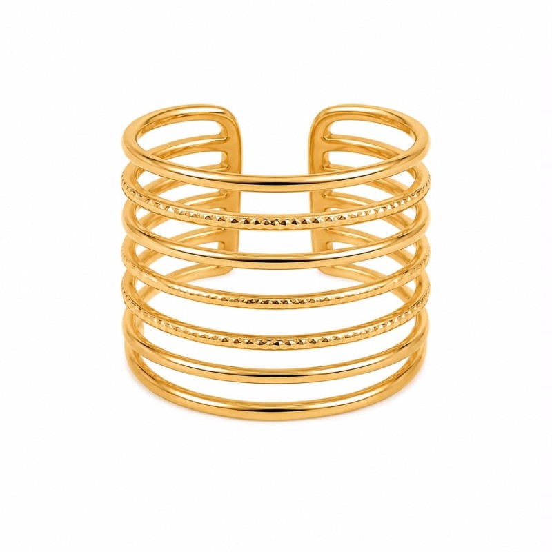 Anillo de diseño contemporáneo que destaca por su elegante composición de siete líneas paralelas cuidadosamente equilibradas.