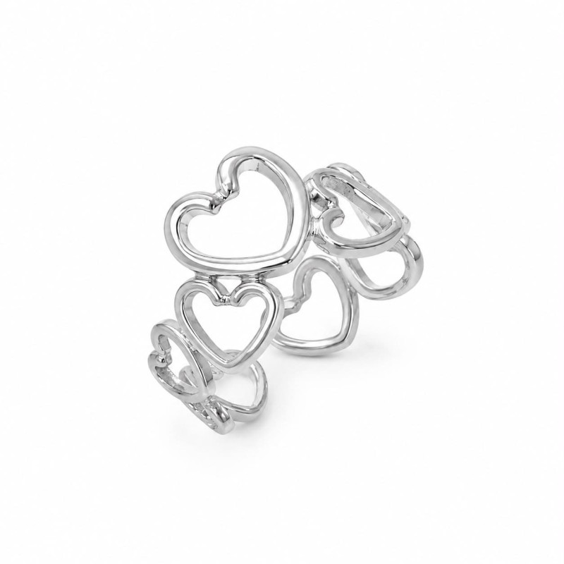 Anillo de diseño romántico y moderno compuesto por una delicada sucesión de corazones entrelazados.