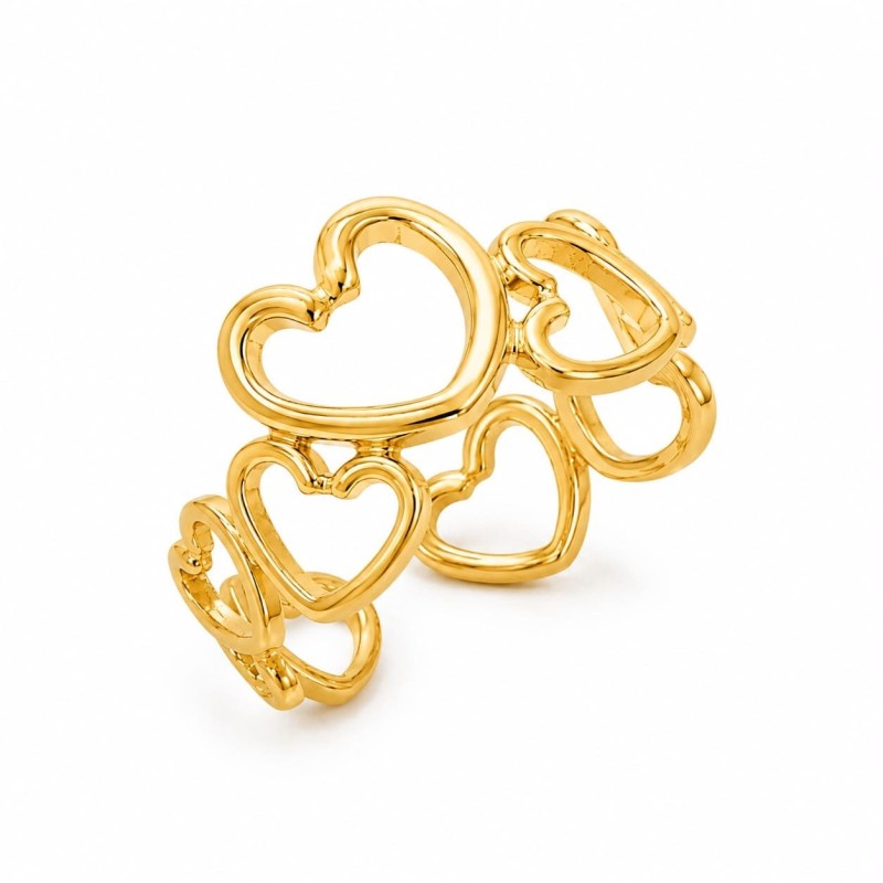 Anillo de diseño romántico y moderno compuesto por una delicada sucesión de corazones entrelazados.
