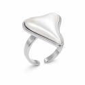 Anillo de diseño orgánico y sofisticado que destaca por su espectacular pieza central de nácar blanco.