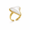 Anillo de diseño orgánico y sofisticado que destaca por su espectacular pieza central de nácar blanco.