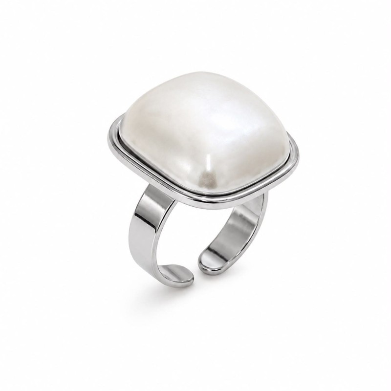 Anillo de diseño elegante y contemporáneo que destaca por su espectacular pieza central de nácar blanco de gran tamaño.