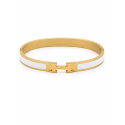 Brazalete rígido de diseño moderno con detalles esmaltados y acabado premium.