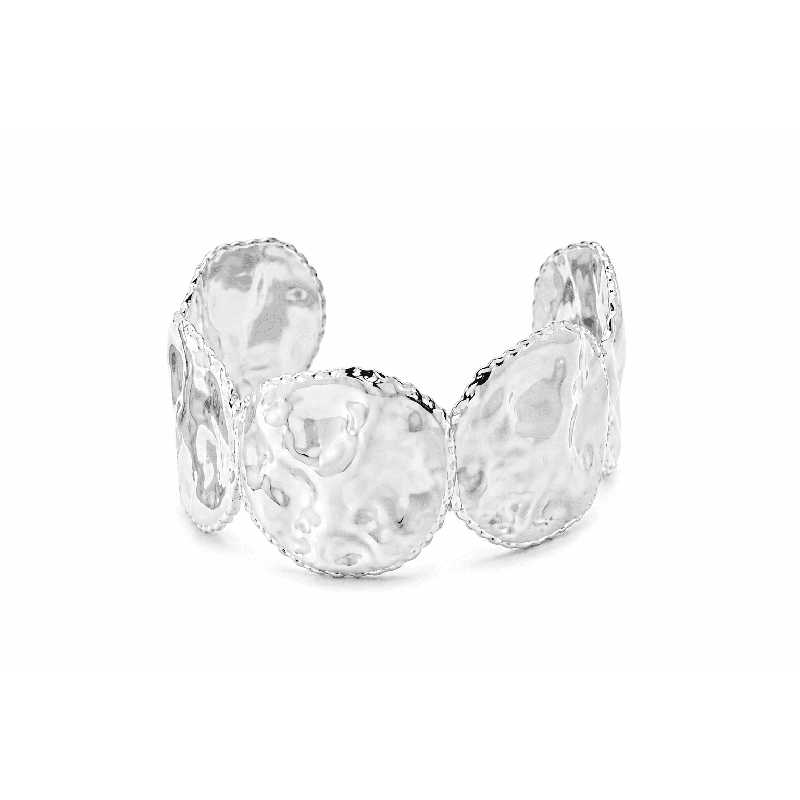 Brazalete de diseño artístico y elegante con acabado martillado luminoso COLOR PLATA