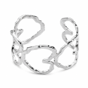 Brazalete de diseño orgánico con formas abstractas estilo corazón y acabado brillante premium color plata