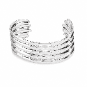 Brazalete tipo cuff de diseño multilínea con acabado dorado brillante y estilo elegante COLOR PLATA