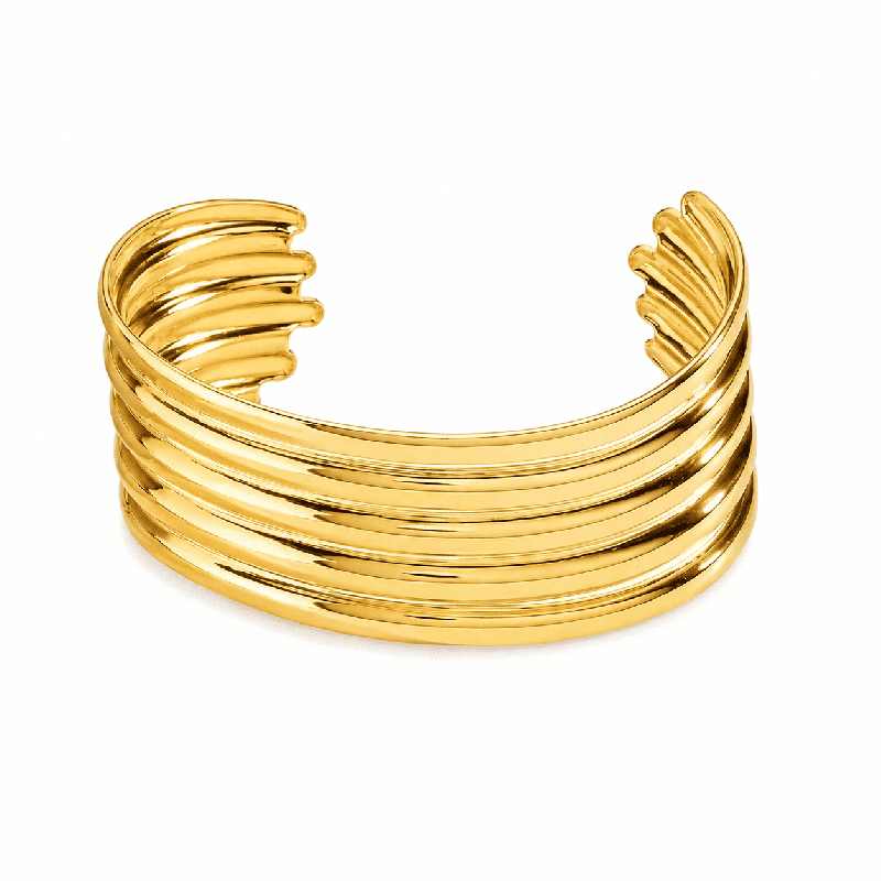 Brazalete tipo cuff de diseño multilínea con acabado dorado brillante y estilo elegante COLOR DORADO