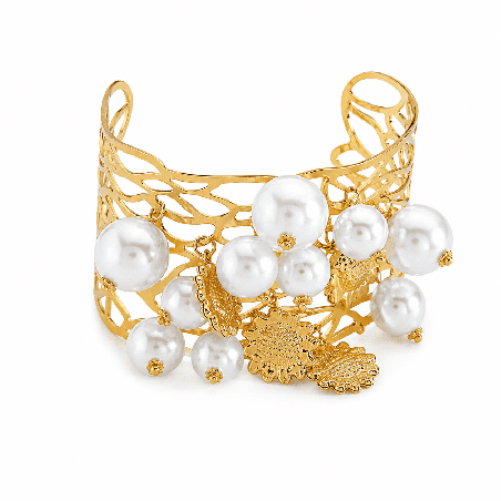 Brazalete tipo cuff con diseño calado, acabado dorado brillante y detalles de perlas y charms marinos. COLOR DORADO