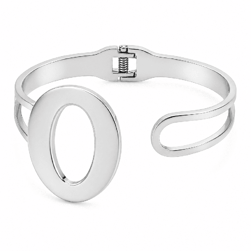 Brazalete tipo cuff con diseño minimalista y detalle ovalado de acabado brillante COLOR PLATA