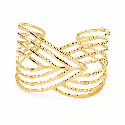 Brazalete tipo cuff con diseño geométrico multilínea y acabado brillante premium color dorado
