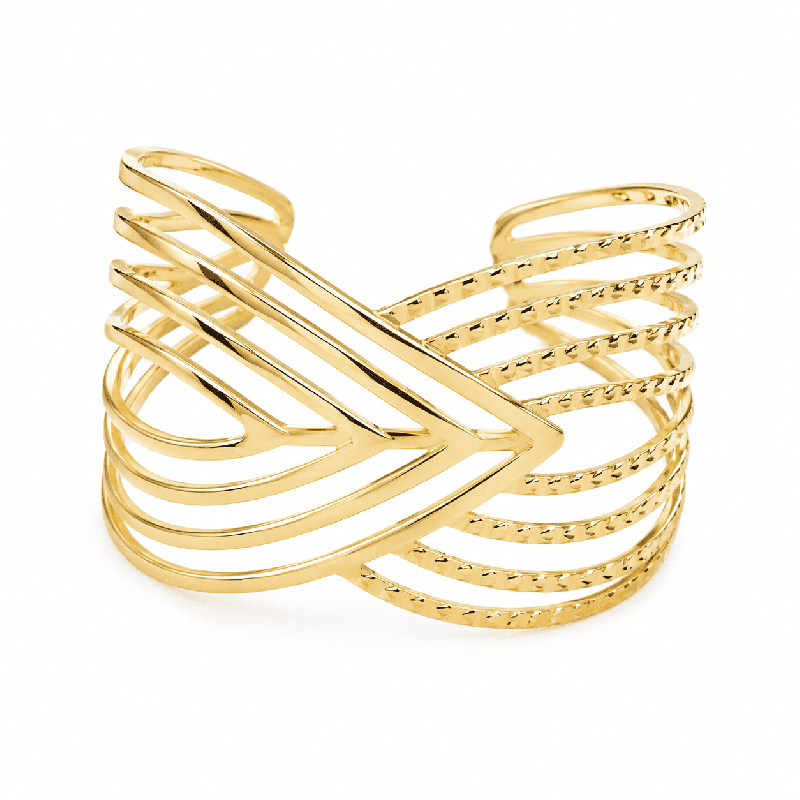 Brazalete tipo cuff con diseño geométrico multilínea y acabado brillante premium color dorado