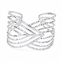 Brazalete tipo cuff con diseño geométrico multilínea y acabado brillante premium color plata