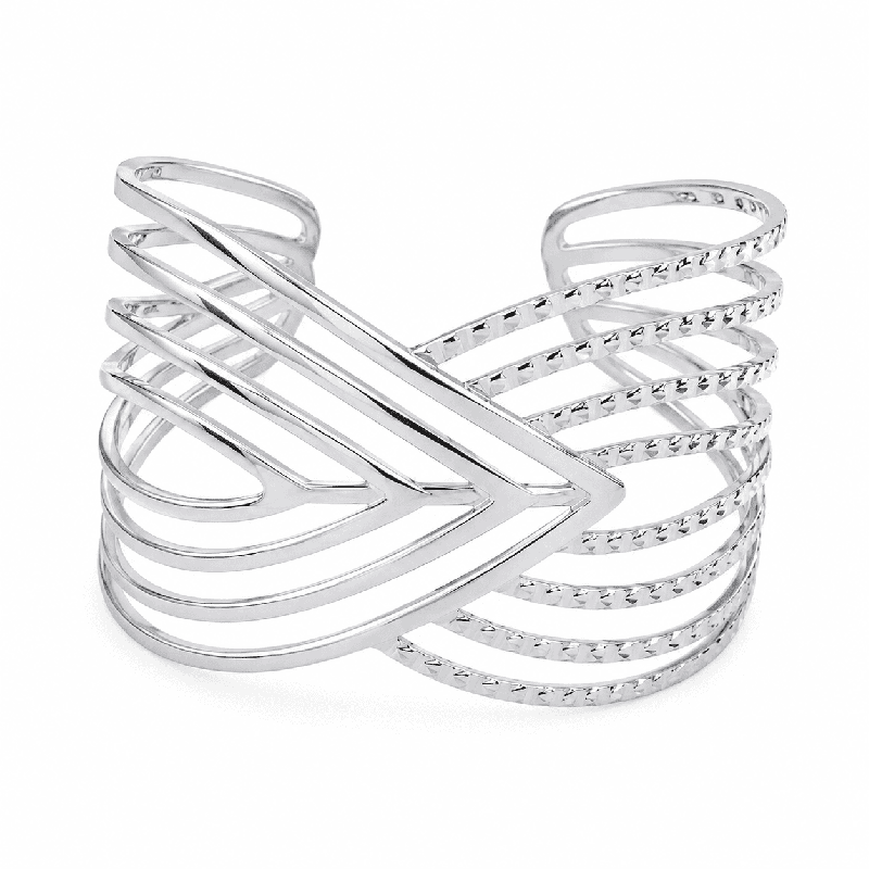 Brazalete tipo cuff con diseño geométrico multilínea y acabado brillante premium color plata