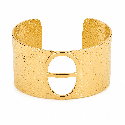 Brazalete tipo cuff con textura martillada y elegante detalle ovalado central color dorado