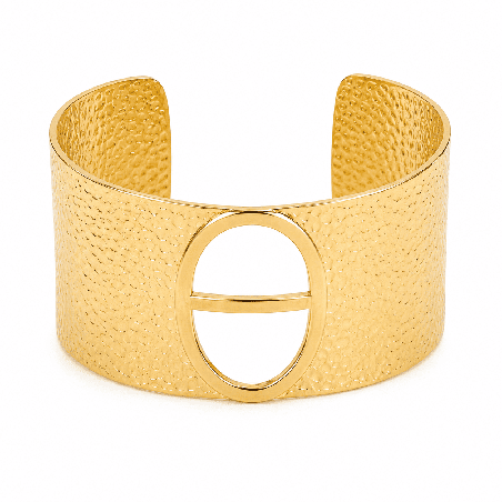 Brazalete tipo cuff con textura martillada y elegante detalle ovalado central color dorado