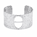 Brazalete tipo cuff con textura martillada y elegante detalle ovalado central color plata