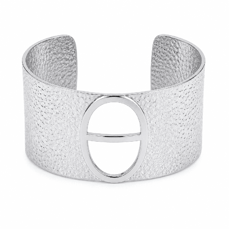 Brazalete tipo cuff con textura martillada y elegante detalle ovalado central color plata