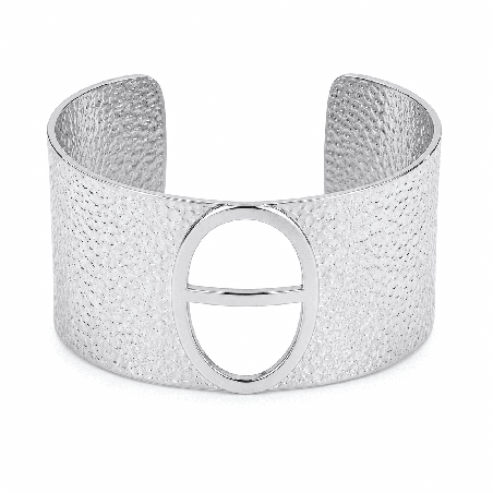Brazalete tipo cuff con textura martillada y elegante detalle ovalado central color plata