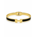 Brazalete rígido de diseño moderno con detalles esmaltados y acabado premium.
