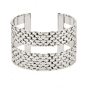 Brazalete tipo cuff de diseño ancho con elegante textura estilo cadena y acabado premium brillante color plata