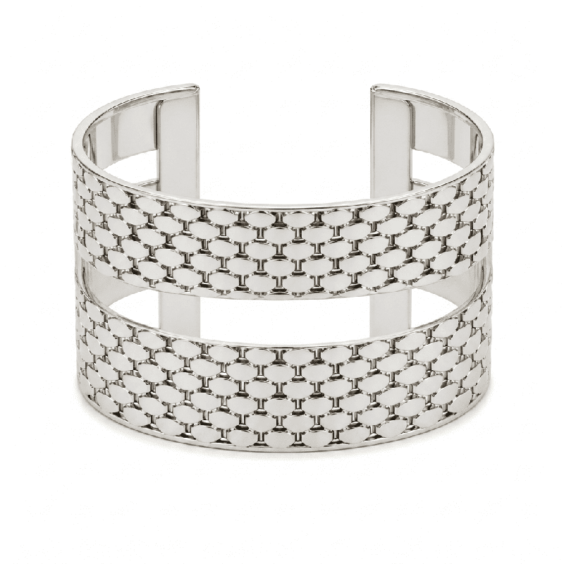 Brazalete tipo cuff de diseño ancho con elegante textura estilo cadena y acabado premium brillante color plata