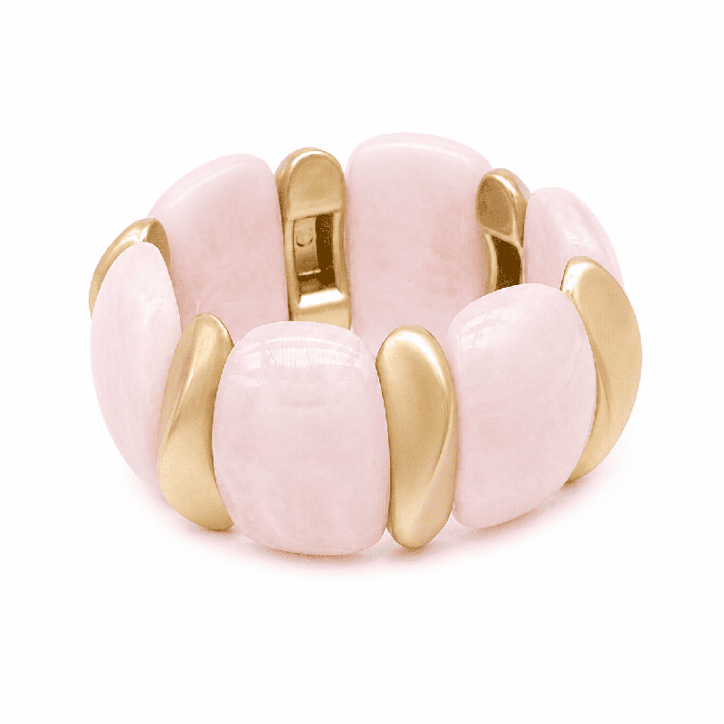Brazalete ancho de estilo moderno y sofisticado, diseñado para aportar un toque elegante y premium a cualquier look color rosa