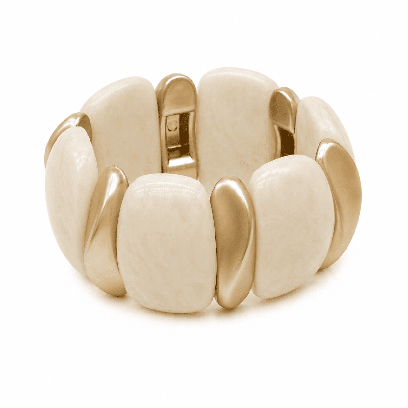 Brazalete ancho de estilo moderno y sofisticado, diseñado para aportar un toque elegante y premium a cualquier look color blanco