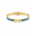 Brazalete rígido de diseño moderno con detalles esmaltados y acabado premium.